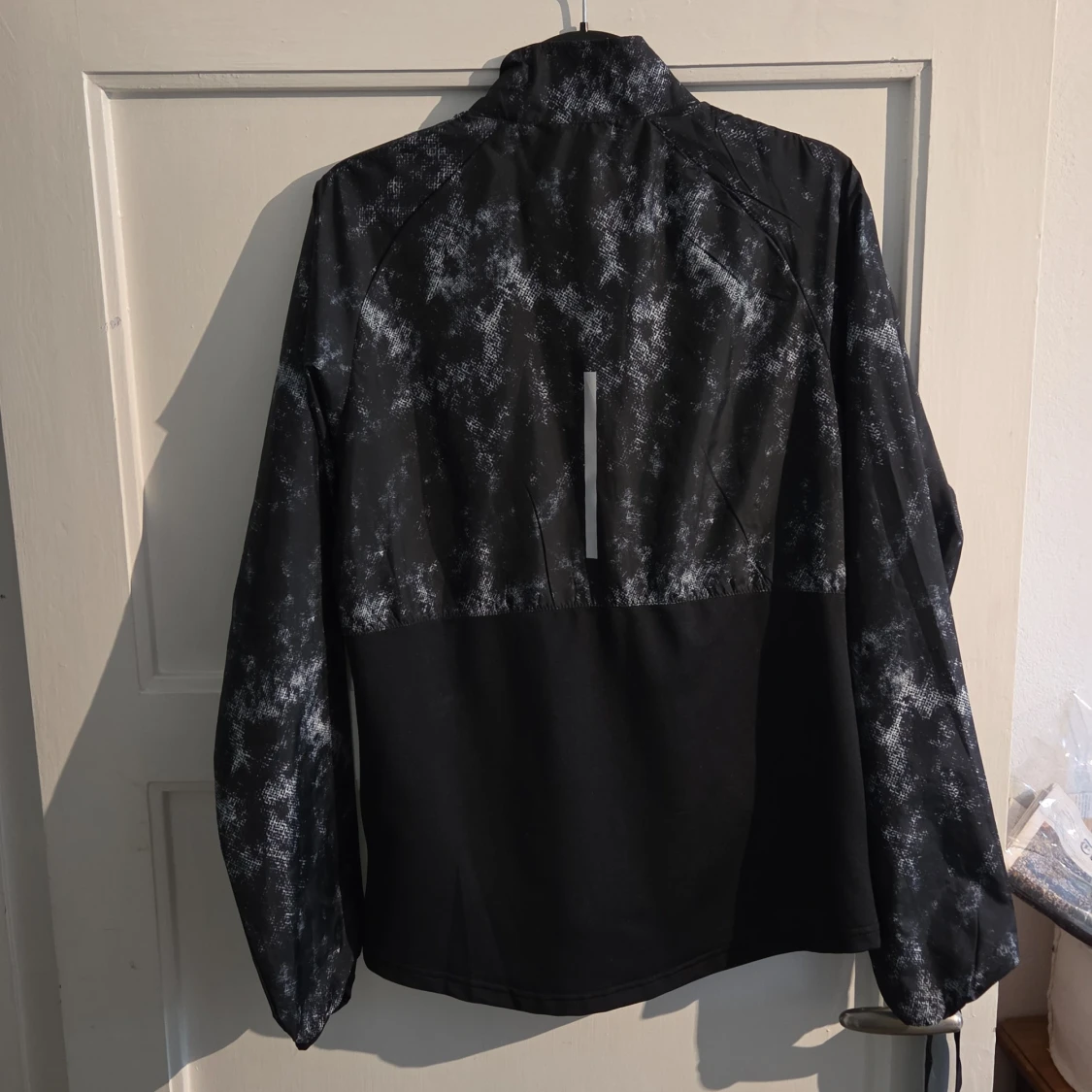 Svart vindjacka SOC med mönster - 1