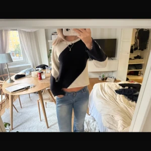 Svartvit stickad tröja med diagonal design - Säljer en stickad tröja i svart och vitt med en snygg diagonal färgblock-design. Storlek 158/164 men sitter bra på mig som brukar ha S! Fint skick men lite nopprig! Hör av dig vid funderingar💞