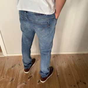 Dondup George Jeans - Skick 9/10! | Storlek w32 | Nypris är 3500kr och mitt pris 599! | modellen är ca 180 cm lång | kontakta mig vid frågor. Säljer dem för dem passar mig inte så vill bara bli av med dem😃