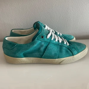 Saint laurent skor - Hej! Säljer dessa sjukt snygga Ysl dojor! Väldigt sällsynta på marknaden, köpta på veistaire collective. Kan köpa till ysl sko påse om man vill! Annars vid frågor kom privat! Våga skicka prisförslag!!! Man får även billigare pris på vinted 