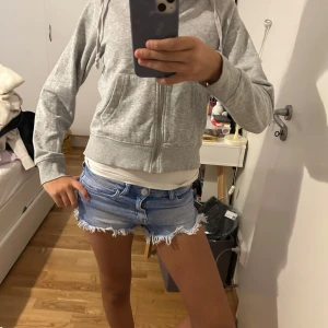 Grå kofta - En jätte fin kofta som passar till allt säljer den då den har blivit för liten.Priset går alltid att diskutera💕Den är köpt utomlands💕