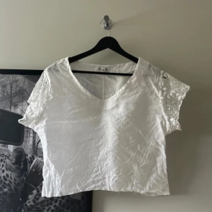 Vit blus med spetsärmar - Superfint skick, inga fläckar eller liknande. Passar s/m.