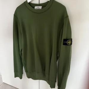 Grön sweatshirt från Stone Island - Grön sweatshirt från Stone Island, knappt använd 1-3 ggr