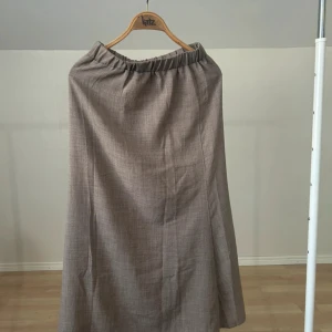 Beige långkjol - Enkel beige långkjol med bekväm resår i midjan. Den är inte jättelång. 