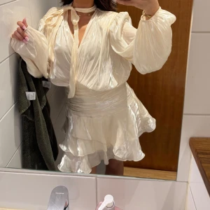 Klänning - Världens finaste champagnefärgade klänning från Gina !!! I strl 34. Använd 2 gånger🥰