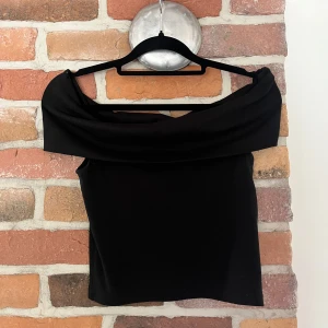 Svart offshoulder topp - Snygg svart offshoulder topp ifrån Ginatricot! Den har en croppad passform och passar till allt, supersöt ❣️
