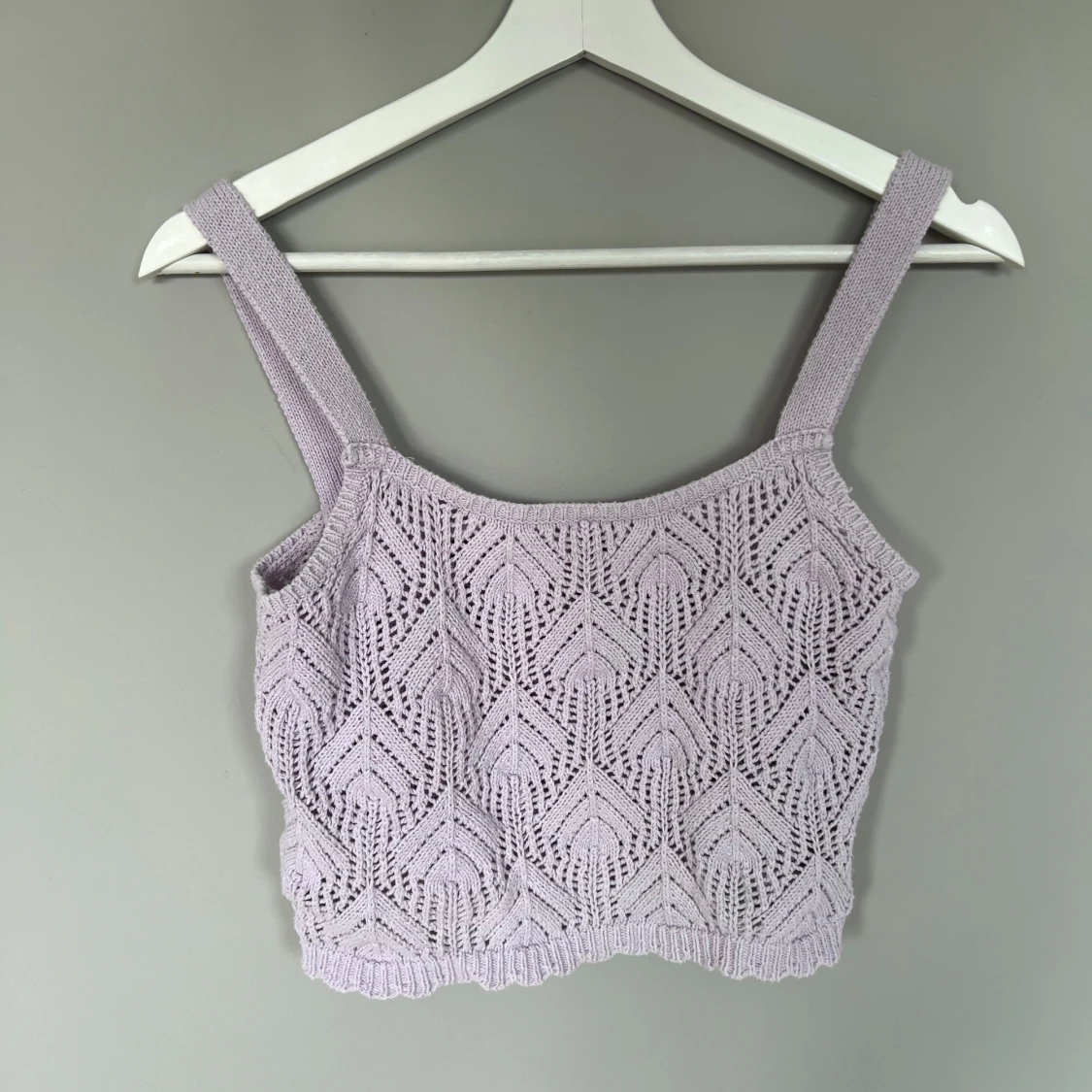 Ljuslila stickad linnetopp