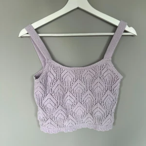 Ljuslila stickad linnetopp - Supersöt ljuslila stickad linnetopp med breda axelband och ett snyggt hålmönster. Bara skriva om du har frågor💕