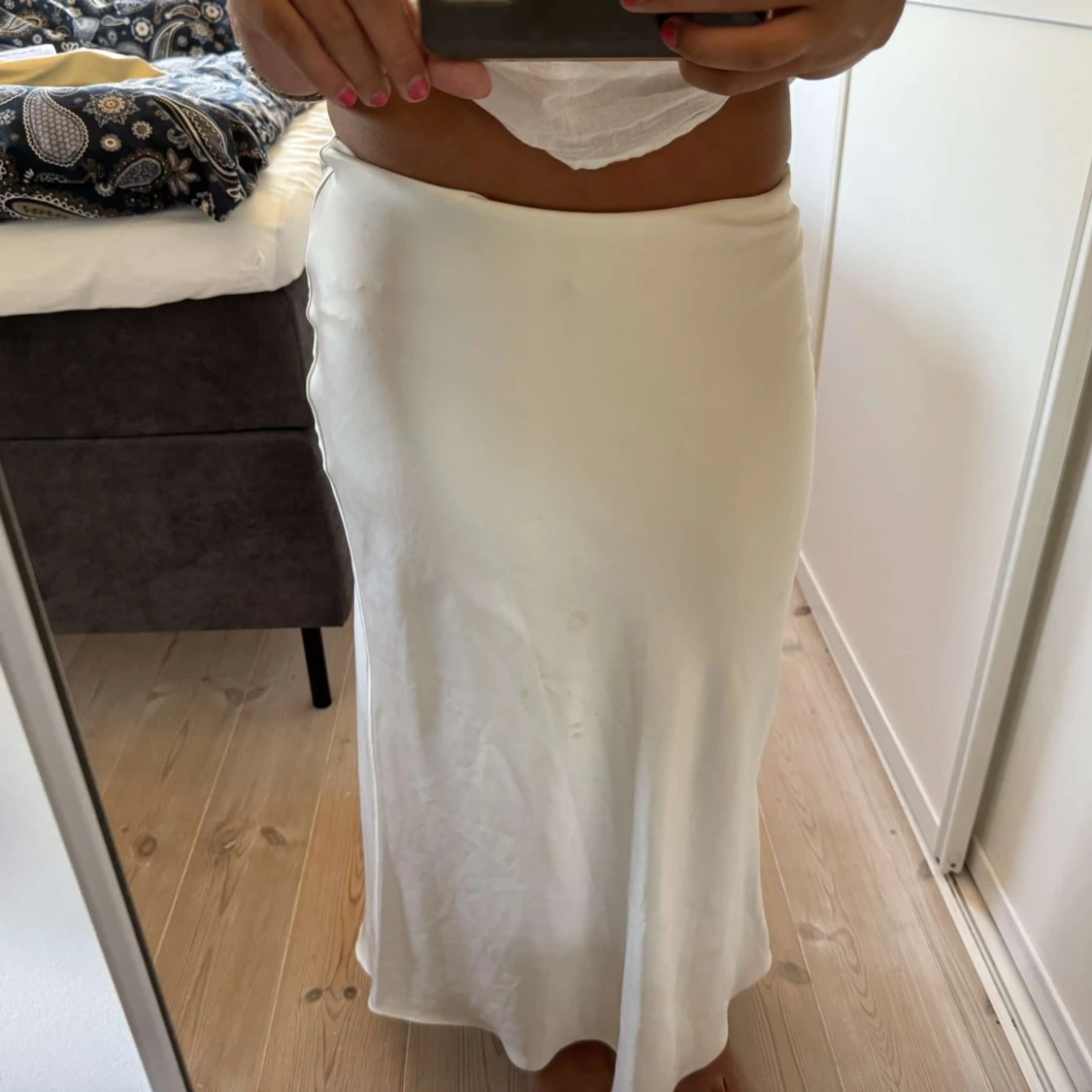 Vit långkjol i satin-look