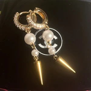 Guldörhängen med pärlor - Säljer ett par såå coola örhängen eftersom de aldrig kommer till användning då de inte passar min stil längre.❣️❣️