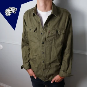 LEVIS OVERSHIRT - Fet overshirt från Levi’s i mörkgrön | Skick: 9/10 | Strl: S | Hör av dig om du undrar någonting!
