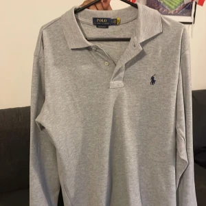 Svart t-shirt med växtmotiv från Amiri - Sänker pris via snabb affär