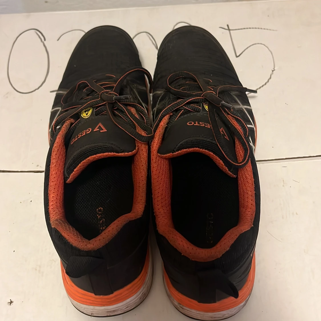 Svarta och orange sneakers från Gesto - 4