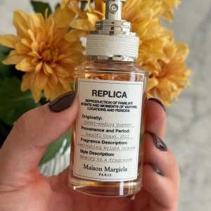 Maison Margiela parfym - Parfym från Maison Margiela i doften ”Never-ending summer”. 30 ml. Endast testsprayat. Har tyvärr inte kvar kartongen, men digitalt kvitto finns om så önskas. Nypris 910kr.