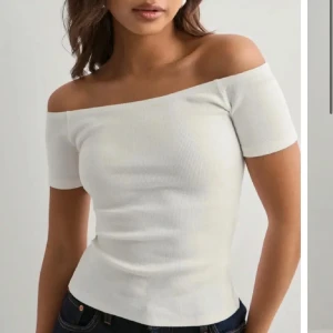 Jättefin vit offshoulder topp  - Snygg vit offshoulder topp med korta ärmar och figurnära passform. Den är från HM och lite tjockare i materialet💕