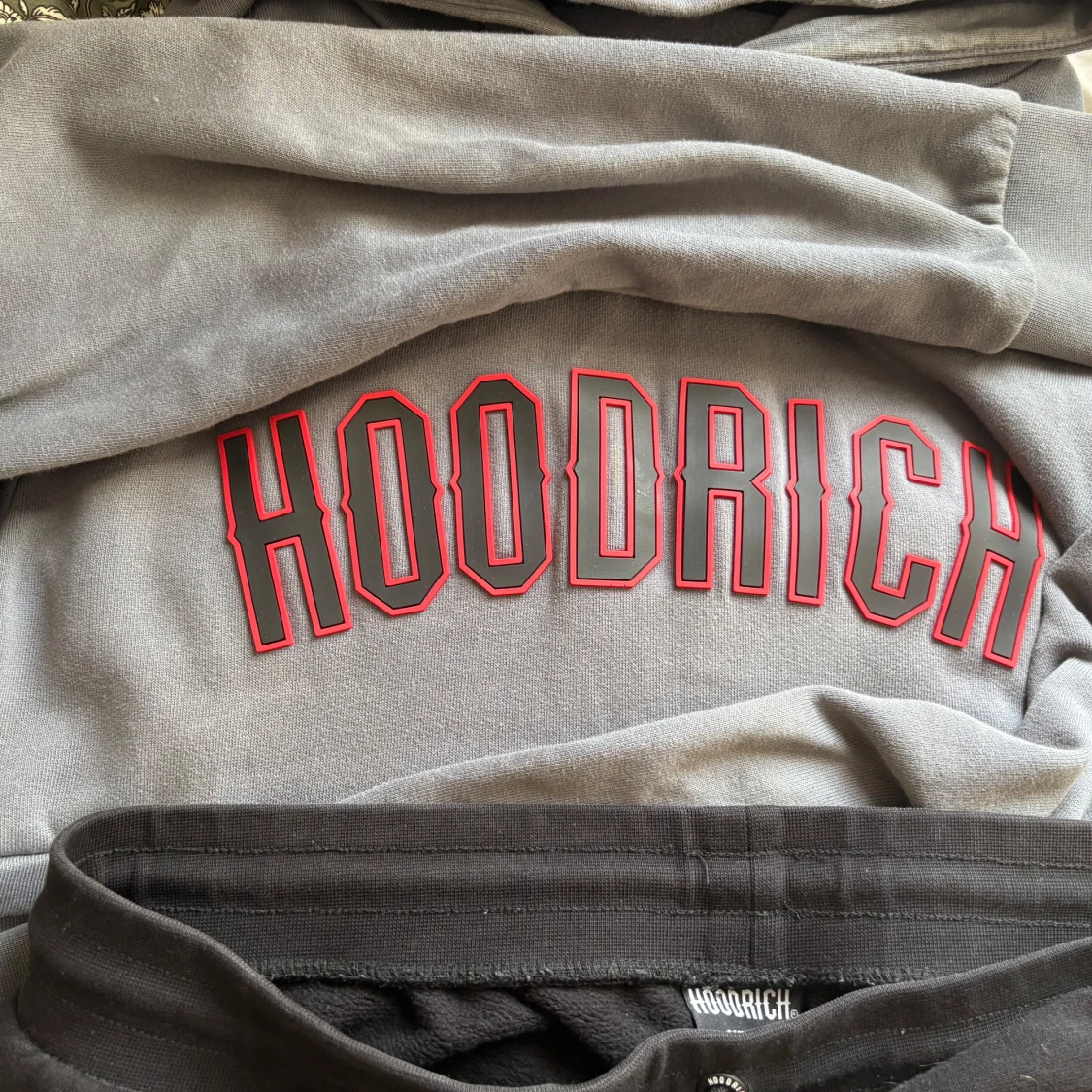Grå HOODRICH tracksuit med röd logga - 1