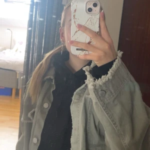 Grön jeansjacka  - Säljer denna fina jeansjackan, knappt använd. Säljer endast för att jag inte använder den😙💞