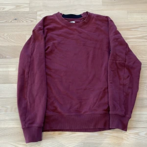 Vinröd sweatshirt från C.P. Company - Vinröd sweatshirt från C.P company i storlek S. Nypris 2200kr. Priset går alltid att diskutera. Öppen för byte. 