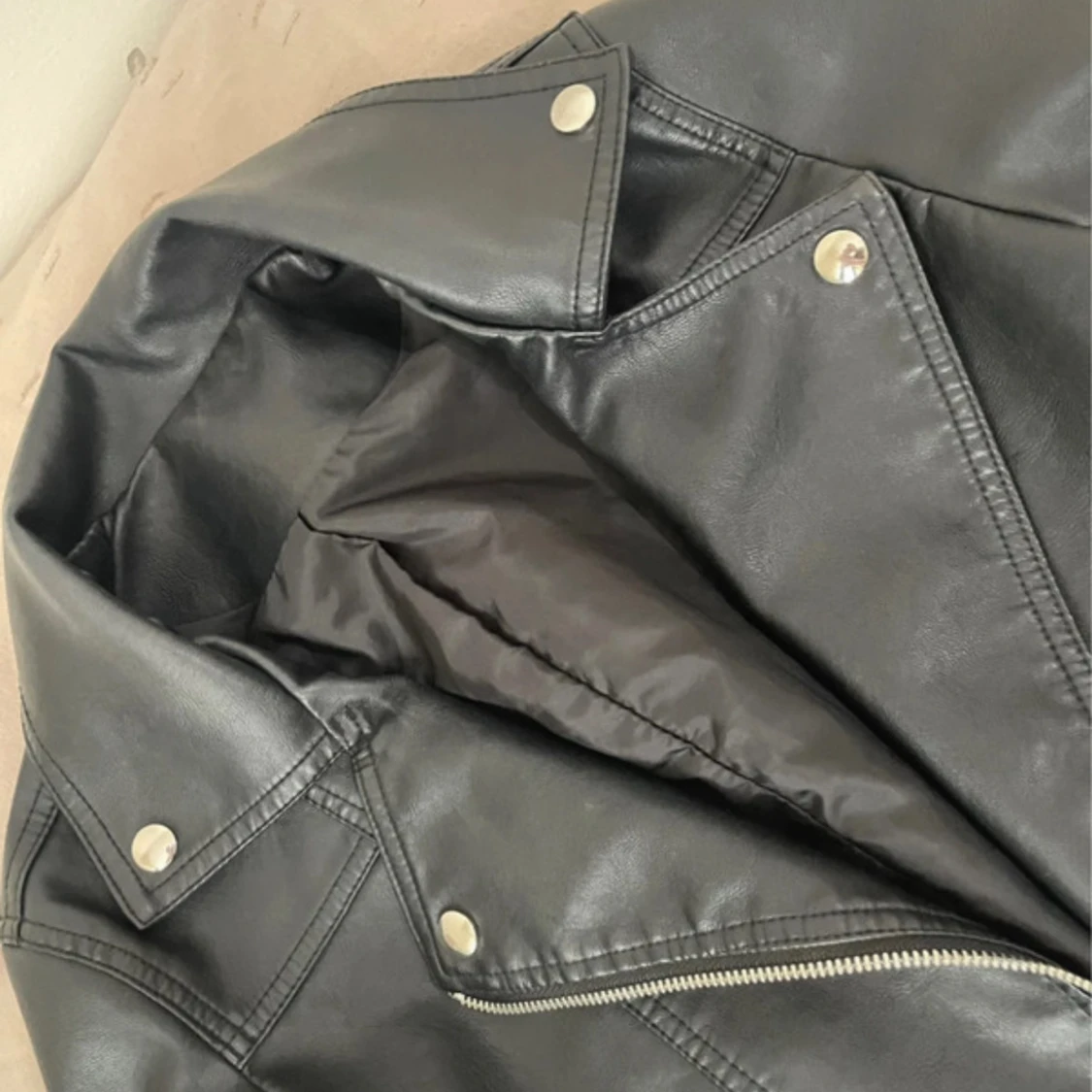 Svart croppad skinnjacka med dragkedjor - 1