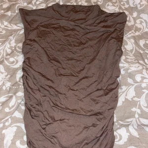 3-pack toppar - Säljer tre långärmade toppar från Gina tricot i brunt, beige. En topp har snörning i sidan för extra detalj, den är från shein  Alla har en slim passform och är tillverkade i mjuk bomullsmix. Perfekta att styla med jeans eller kjol för en clean look. 50kr st elr 150 för alla tre