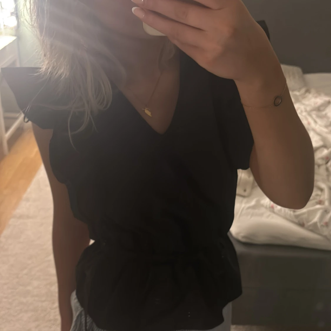 Svart blus med volangaxlar och knyt - 1