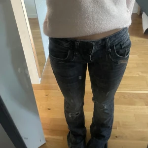 LTB Jeans - Säljer mina gråa valerie LTB jeans pga att de inte kommer till användning längre. De är i bra skick och passar till många outfits. Storlek 25/30. Priset går att diskutera vid direkt köp. 💕