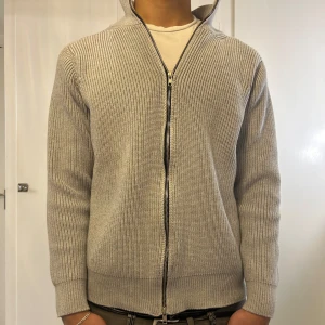 Grå stickad kofta från Maison Margiela  - Tja! Säljer en fräsch stickad Maison kofta i grå färg- I storlek M|Killen är 1.80 | Haft den i ett tag men hållit den i gott skick som bilderna visade. Skick| 9/10|~ Nypris:- 8799| Mitt pris-: 900| priset är inte hugget i sten. DMa🤙 