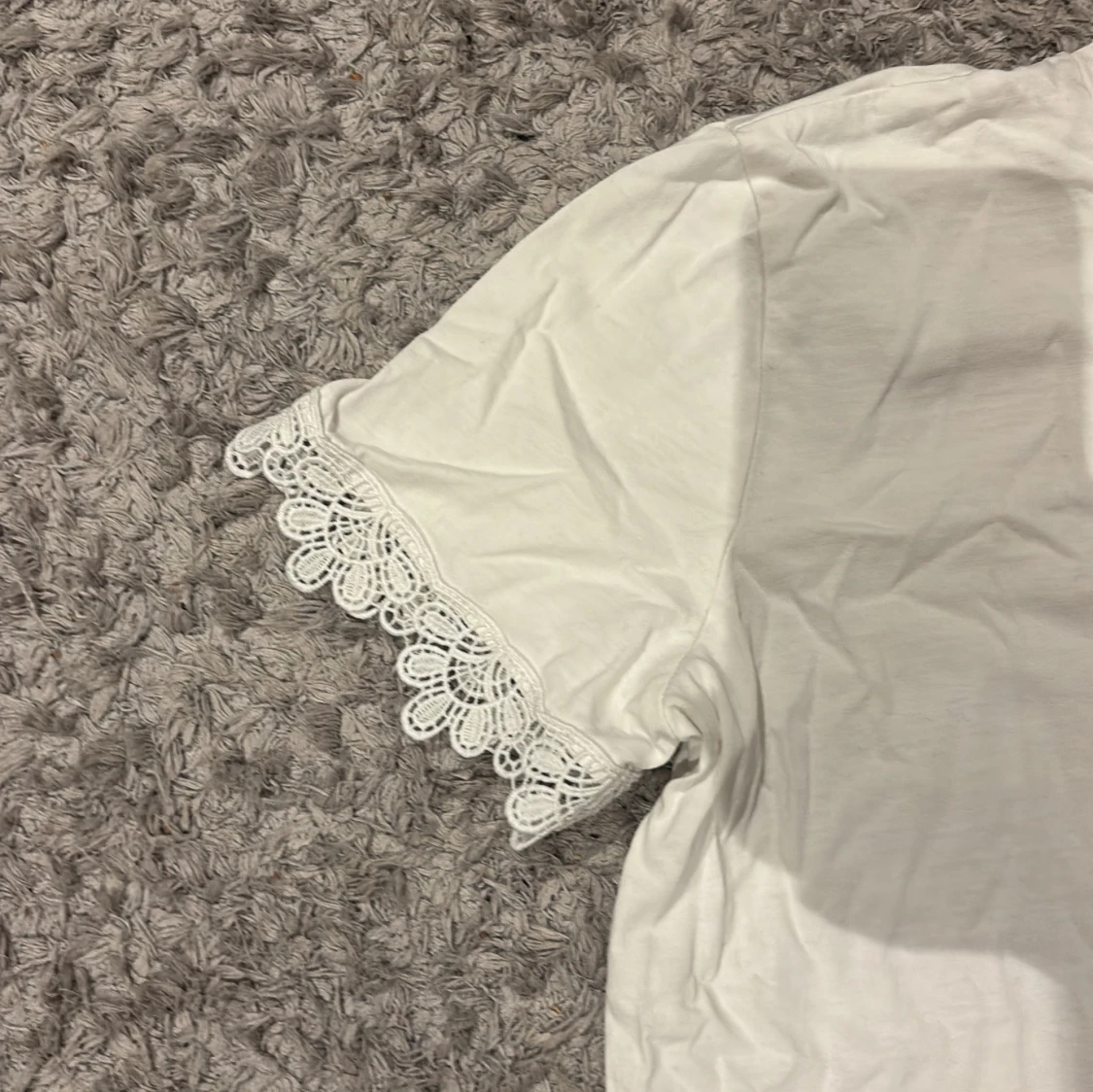 Vit t shirt med spetsärm från Zara - 1