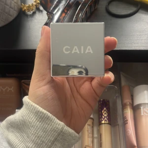 CAIA Wake Me Up Powder Translucent - Endast testad! Säljer CAIA Wake Me Up Powder i färgen Translucent. Kommer i en snygg, kvadratisk silverfärgad dosa med spegeleffekt. Perfekt för att fixera sminket och ge en matt finish utan att lägga till färg. Pudret är lätt och passar alla hudtoner.