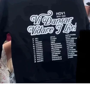 SÖKER Svart Hov1 hoodie med turnétryck - SÖKER VERKLIGEN DENNA!! Om du säljer en sån kontakta snälla mig❤️❤️❤️❤️vill verkligen få tag på en så skriv skriv skriv