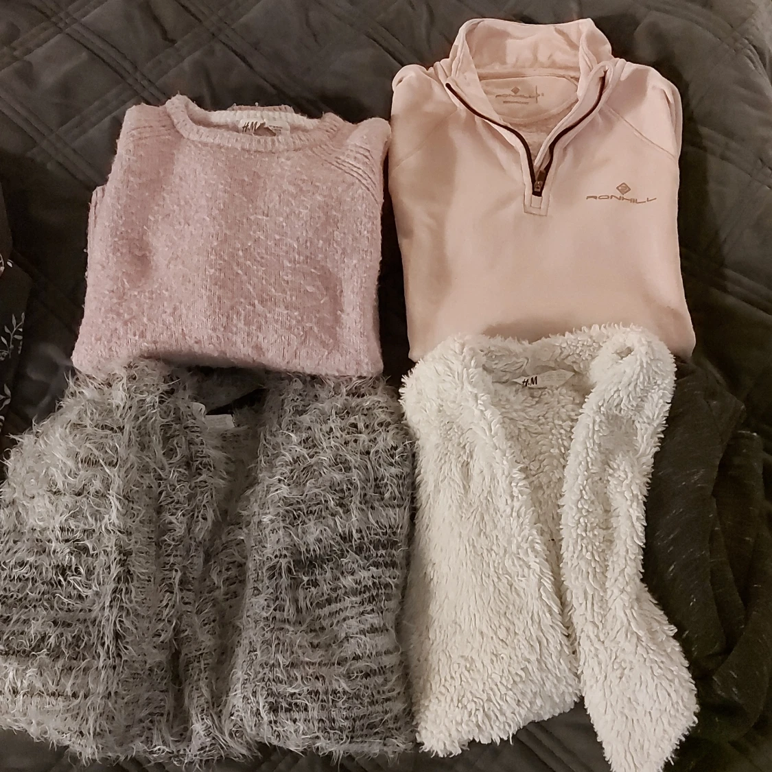 Grå och vit fluffig pälsväst från H&M - 1