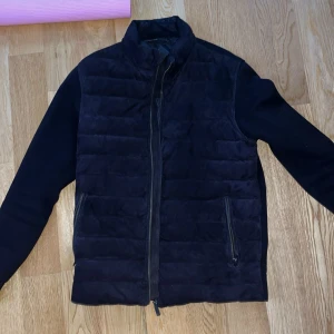 Massimo dutti cardigan jacka - Säljer denna feta Massimo dutti cardiganjacka. I typ mocka. Som jag köpte här på Plick för ganska länge sen. Den e lite sliten på vissa ställen som ni ser. Men har mycket kvar att ge.