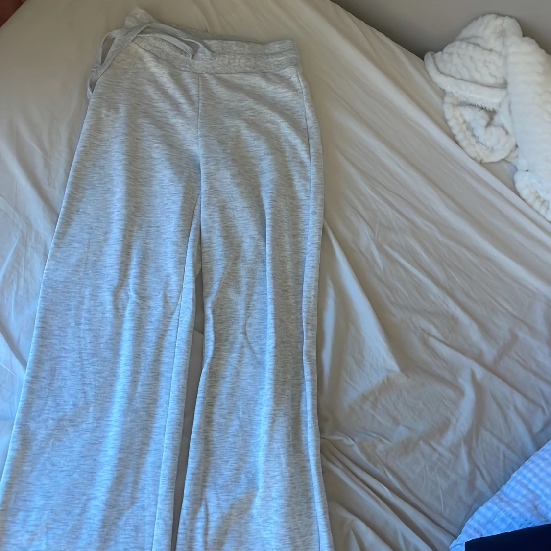 Ljusgrå mjukisbyxor från Gina Tricot