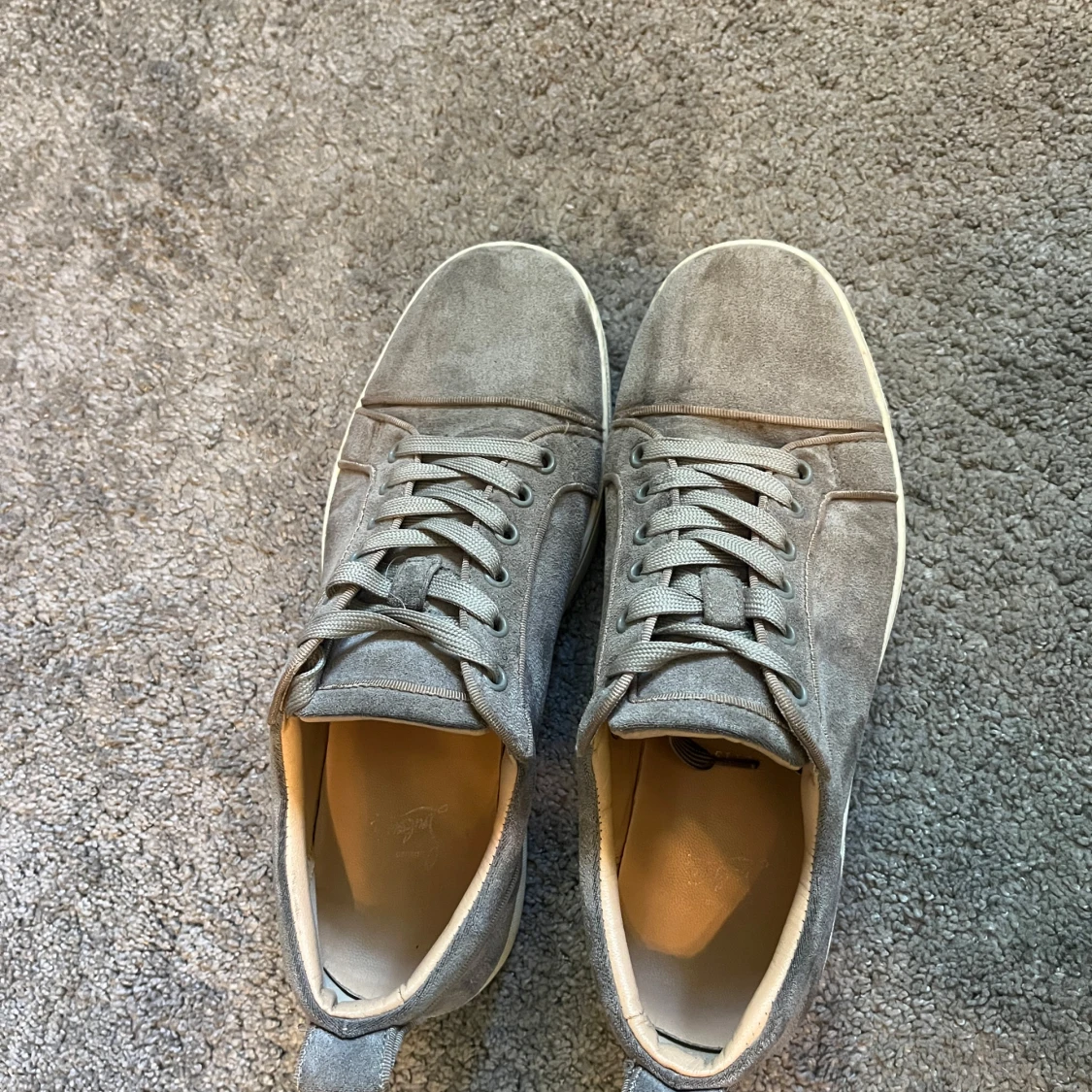 Grå mockasneakers med röd sula - 2