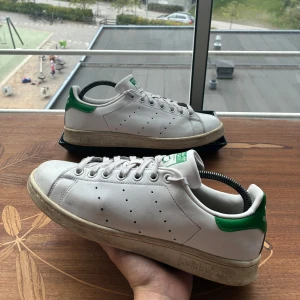 Adidas Stan Smith - Adidas Stan Smith storlek 42 2/3  Använda med defekter men annars fina Ge gärna ett prisförslag🙌