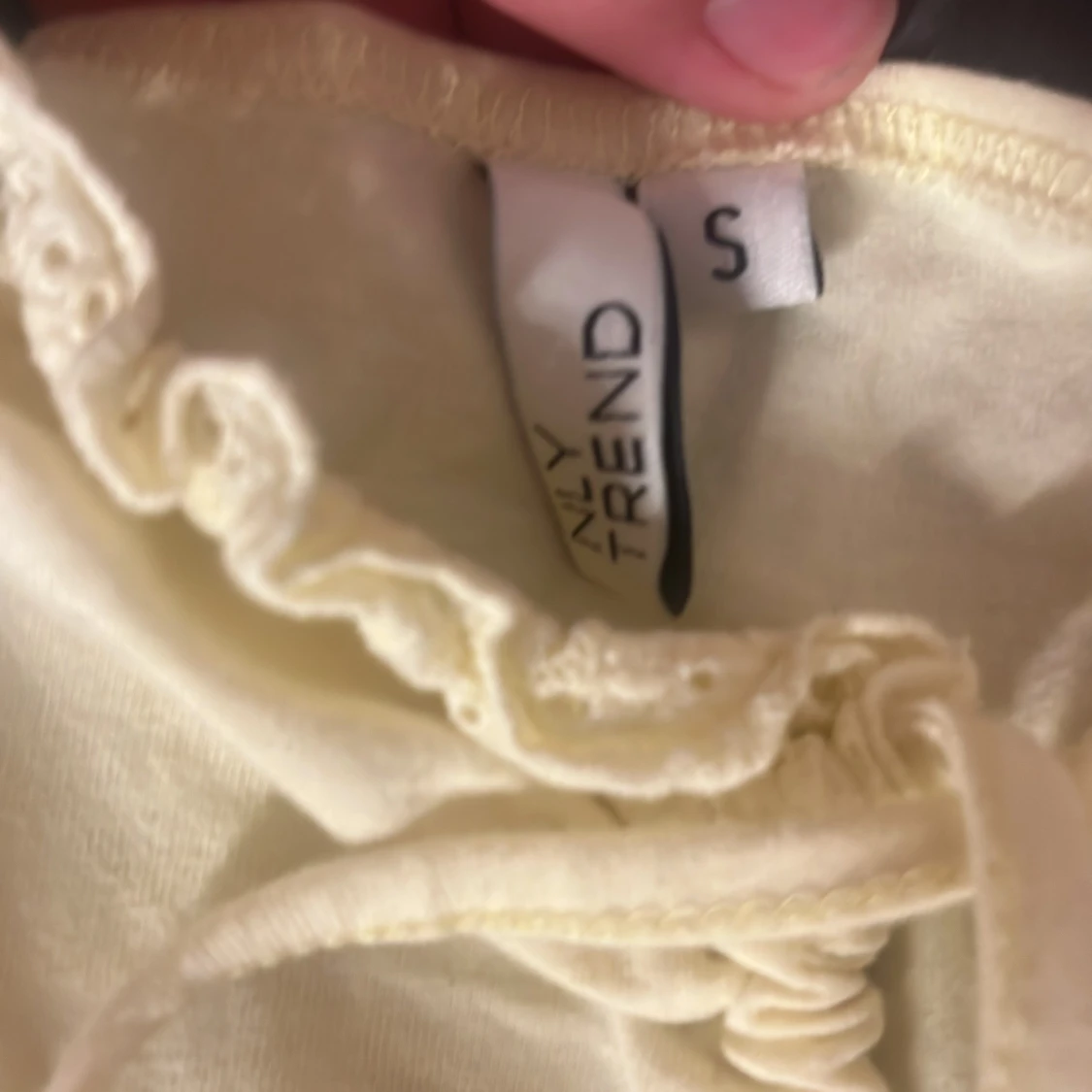 ljusgul linnetopp från NLY Trend - 1