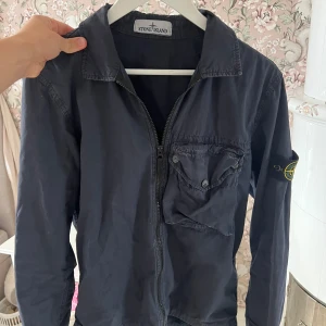 Navy blå jacka från Stone Island - Säljer en stilren Navy blå jacka från Stone Island i storlek M. Äkta