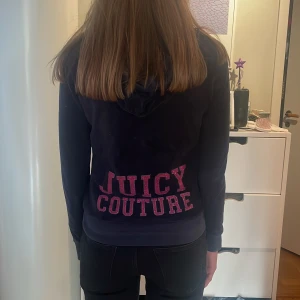 Juicy Couture  - Säljer en mörkblå kofta från Juicy Couture, den är vintage och man kan nästan inte hitta den nånstans (på secondhand)🩵 i strl xs men passar även xxs och s🙌
