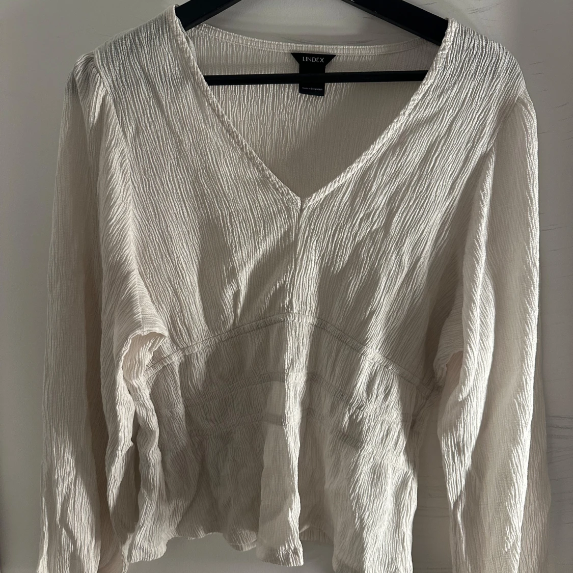 Vit blus med v-ringning från Lindex - 1