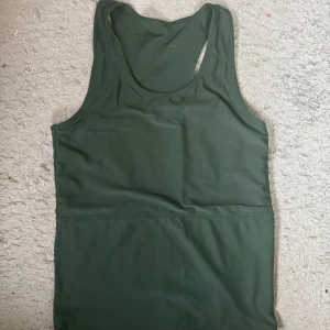 Binder wivov storlek L - Binder från wivov i storlek L. Denna går att bada i men fungerar också som en helt vanlig binder! Se storleksguide på bild 3