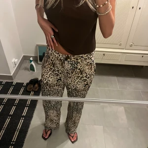 Leopardmönstrade wide byxor - Säljer ett par snygga byxor med leopardmönster🐆  Passar perfekt till både utgång och vardags! Använda få gånger och har inga defekter🌟💕