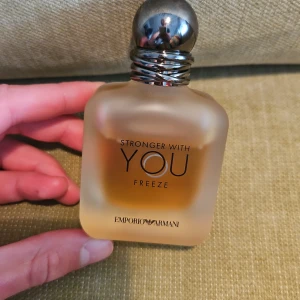 Emporio Armani Stronger With You Freeze - Detta är en sommar twist med lime och citrus av orginella stronger with you. Den släpptes 2020 men slutade göras för några år sedan och är svår att få tag på. Har dock ingen box till den.