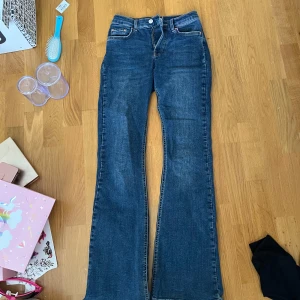 Bootcut jeans  - Bootcut jeans från Gina skulle säga den är midwaist på korta personer men low waist på längre personer, inga effekter förutom att det är lite slitet där nere använda lite inte super mycket så hyfsat nya, skriv för fler funderingar:)