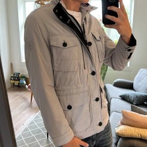 Field Jacket  - Väldigt fet jacka perfekt för höst och vinter🙌 Inga defekter mycket bra skick och väldigt trendig😊 Skriv vid fundering! 