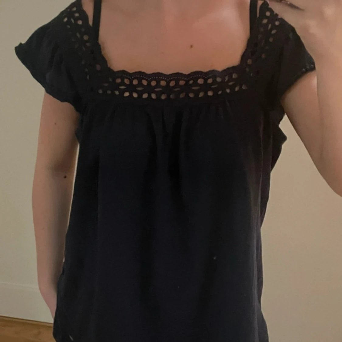 Mörkblå blus med spetsdetaljer