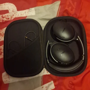 Bose hörlurar trådlösta ny pris kostar dom 2300kr - Helt oanvänd nästan ingen tecken på användning du kan ladda ner en app till dom och välja om du vill höra runt dig eller inte höra någonting 
