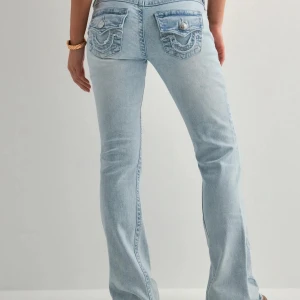 Ljusblå true religion jeans🤍 - Säljer dessa slutsålda joey low rise flare jeansen. Storleken är W23.❗️Viktigt att veta är att jeansen är uppsydda för att passa dig som är 150-155 cm❗️Jansen är i nyskick och endast använda et fåtal gånger. Skriv gärna vid frågor och intresse❤️