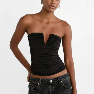 Svart fest topp - Super snygg fest topp som aldrig är använd bara testad! Säljer då den var lite för kort för mig. Storlek M men passar även S💕skriv för egna bilder på toppen