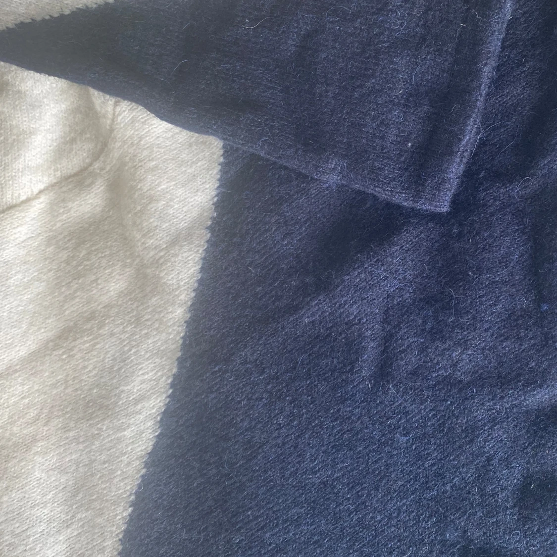 Blåvit stickad tröja med mönster - 1