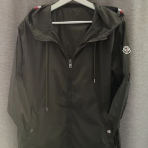 Moncler cardigan/vindjacka  - Riktigt fin Moncler jacka, inget fel på den. Den är mörkgrön i färgen. Kan gå ner i pris vid snabb affär! Storlek 3, sitter som stor M eller L 